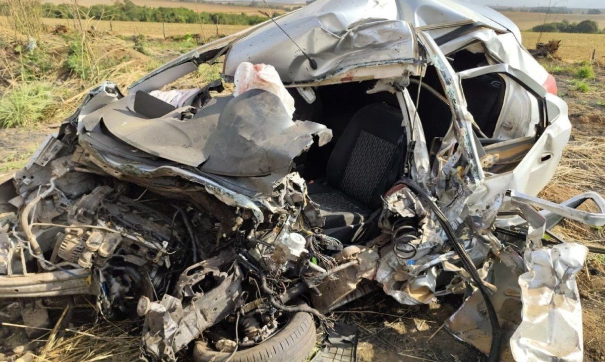 Motorista do Ford Ka morreu no local, preso &agrave;s ferragens -  (crédito: CBMMG/Divulga&ccedil;&atilde;o)