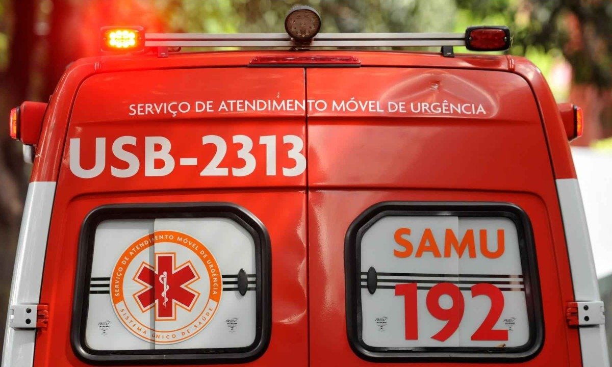 Duas ambulâncias do Samu atendem as vítimas da motocicleta -  (crédito: Alexandre Guzanshe/EM/D.A. Press)