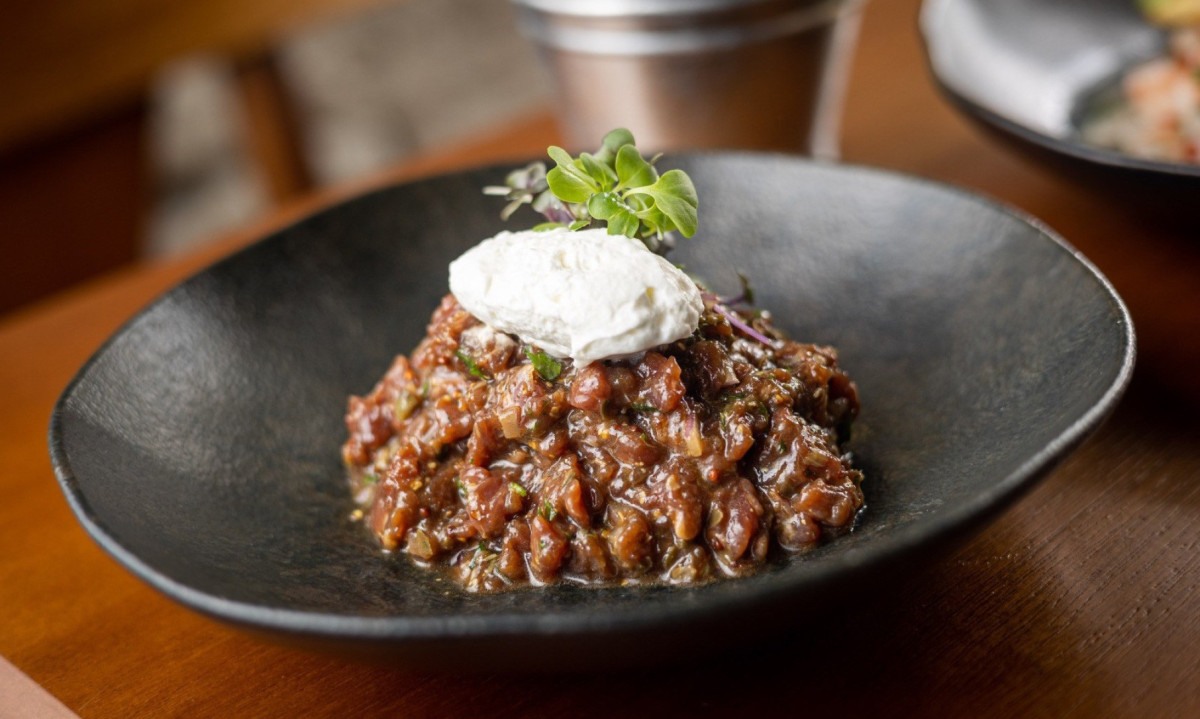 Na foto, steak tartar com creme azedo do Moema, considerado o melhor bar de BH pela premiação