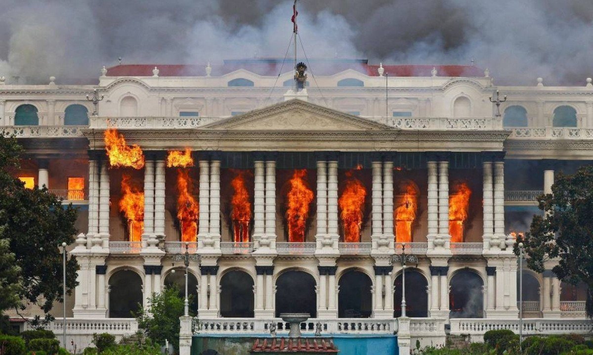 Chamas se espalham na principal sede administrativa do governo do Nepal, na capital, Katmandu, em meio a onda de protestos  -  (crédito: Anup Ojha - 9.set.25/AFP)