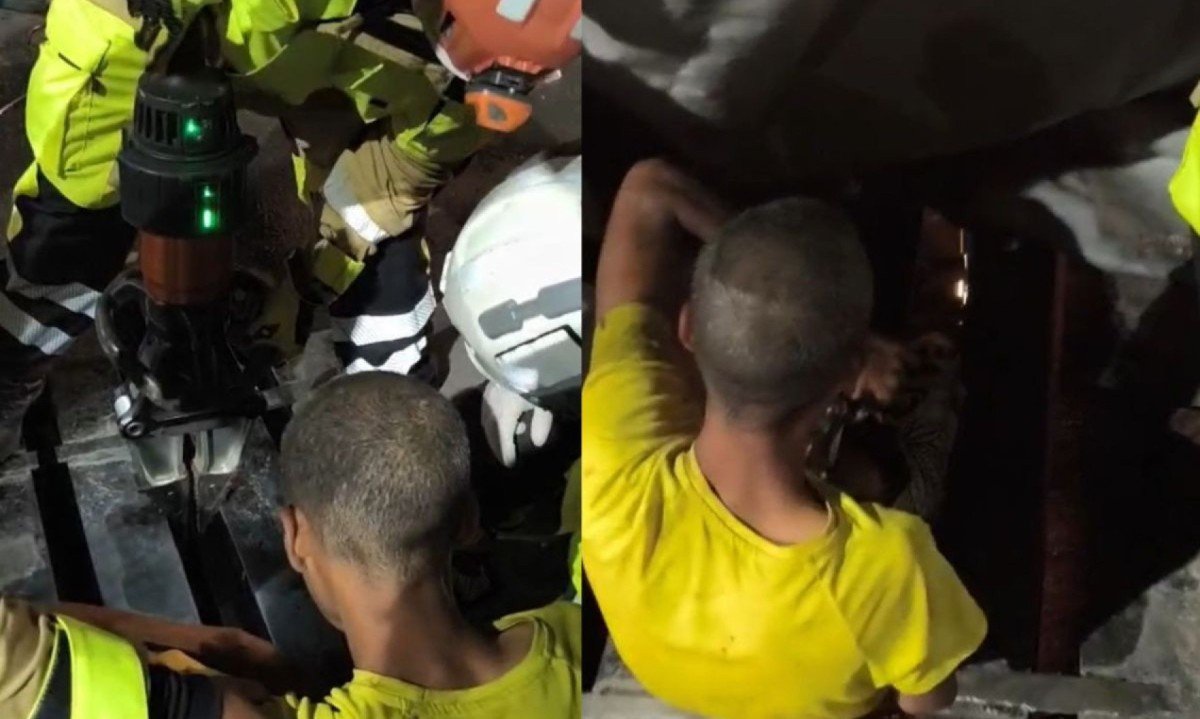 Homem come salgadinho enquanto é resgatado de bueiro.  -  (crédito: Corpo de Bombeiros)