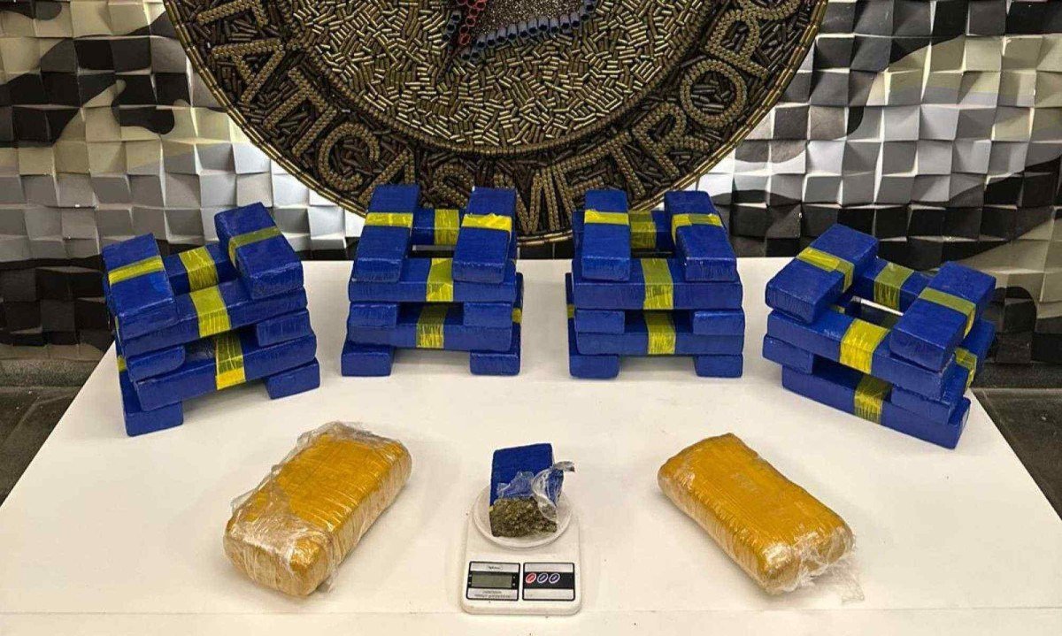 40 barras de maconha e uma balança de precisão foram apreendidas na Região Nordeste de BH -  (crédito: PMMG/Divulgação)