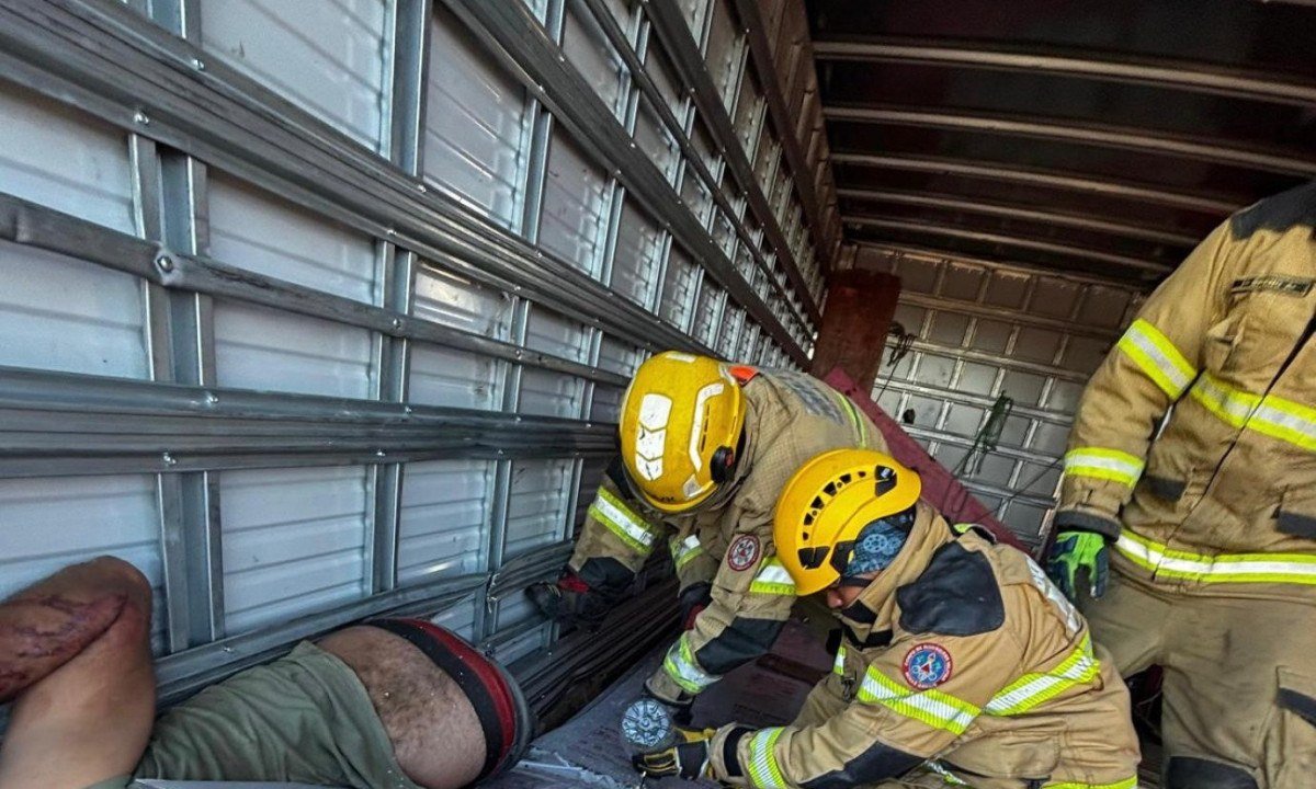 Vítima estava presa pelos pés e abdômen -  (crédito: Divulgação/Corpo de Bombeiros)