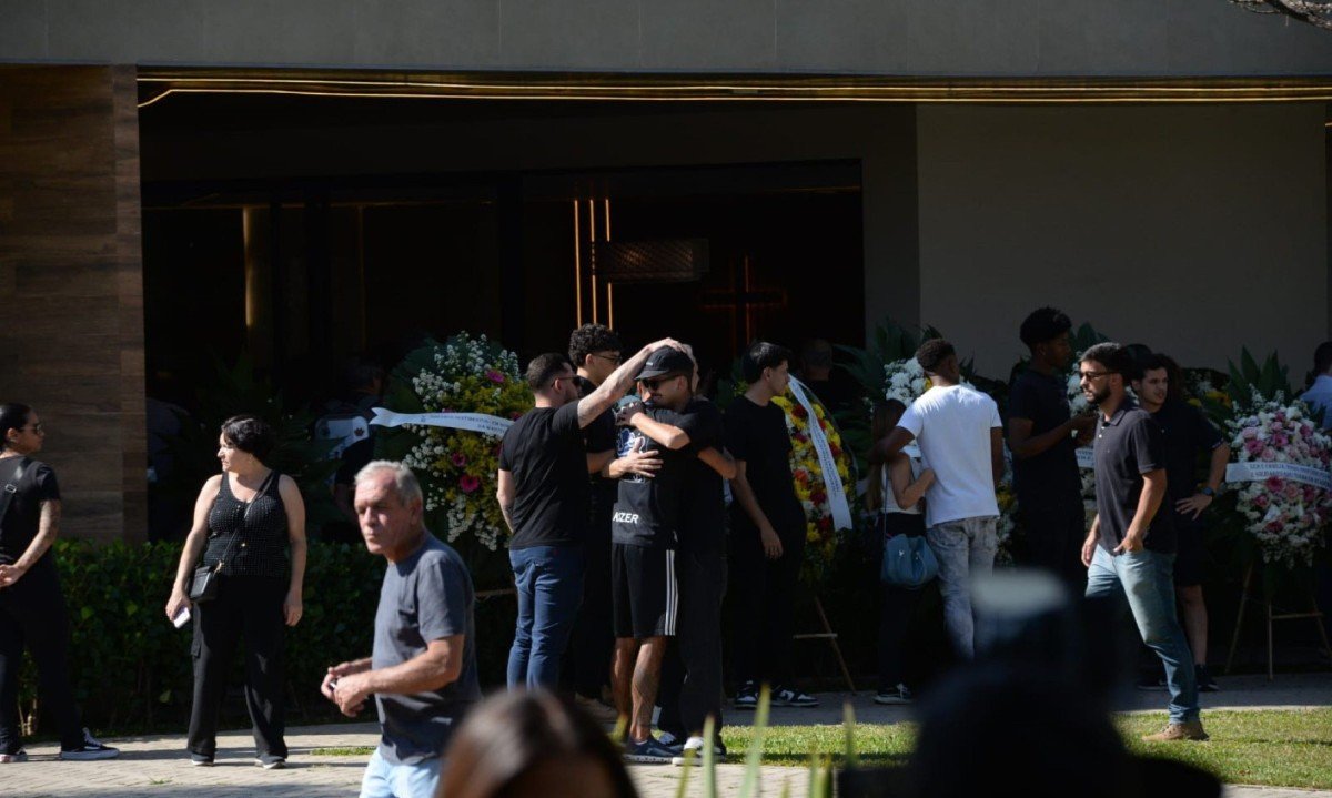 O velório de Brunna Ribeiro de Castro Rosas, de 22 anos, ocorre na tarde desta terça-feira (9/9) -  (crédito: Túlio Santos/EM/D.A Press)