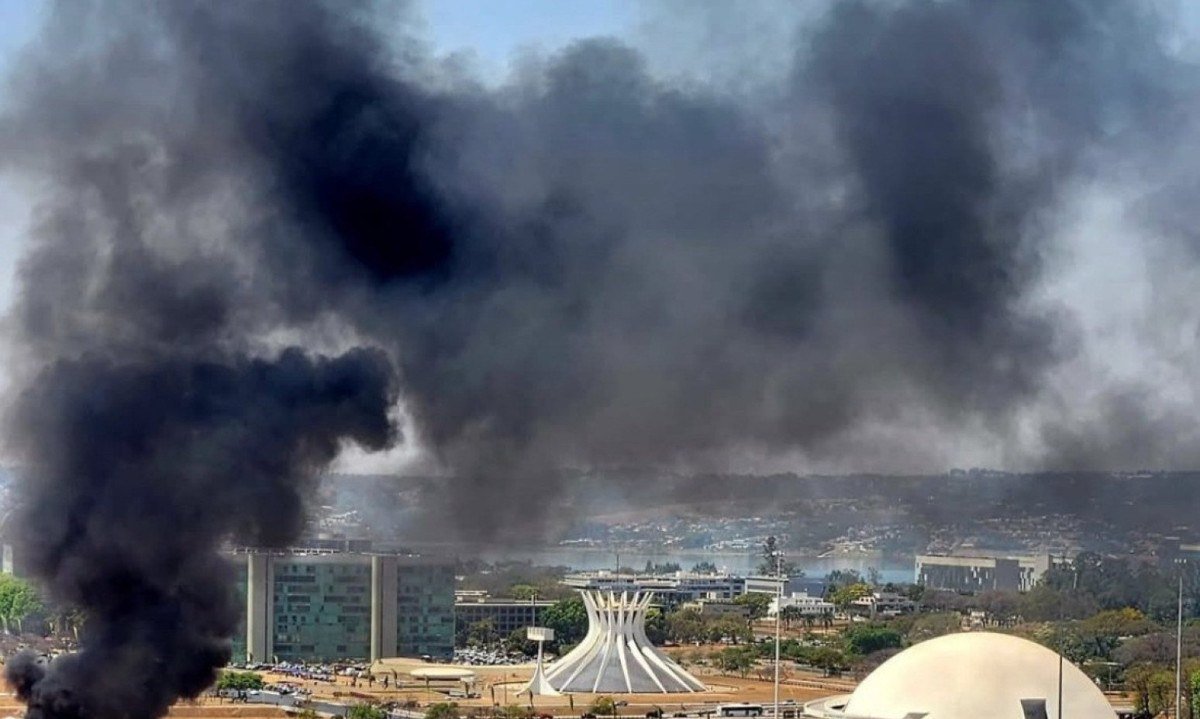 Banheiros químicos são incendiados em Brasília durante julgamento de ex-presidente Jair Bolsonaro por tentativa de golpe de Estado -  (crédito: Reprodução/Redes Sociais)