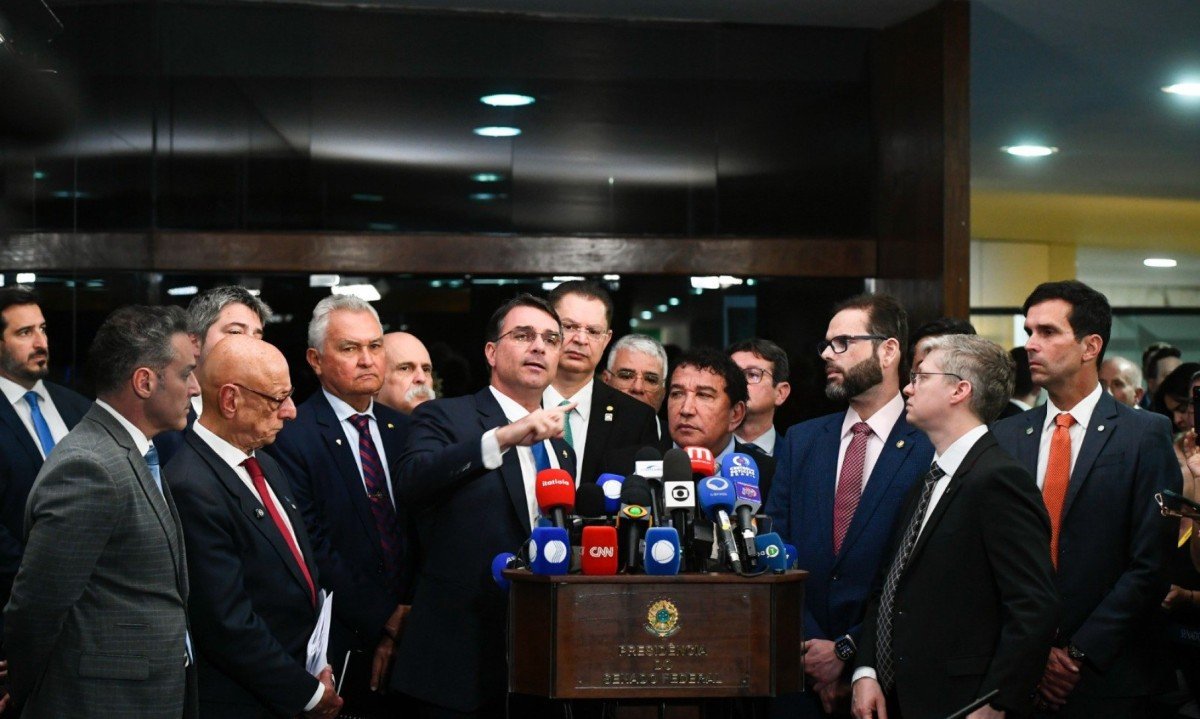 Senador Flávio Bolsonaro reclama de julgamento do ex-presidente Jair Bolsonaro por tentativa de golpe de Estado -  (crédito: Carlos Moura/Agência Senado)