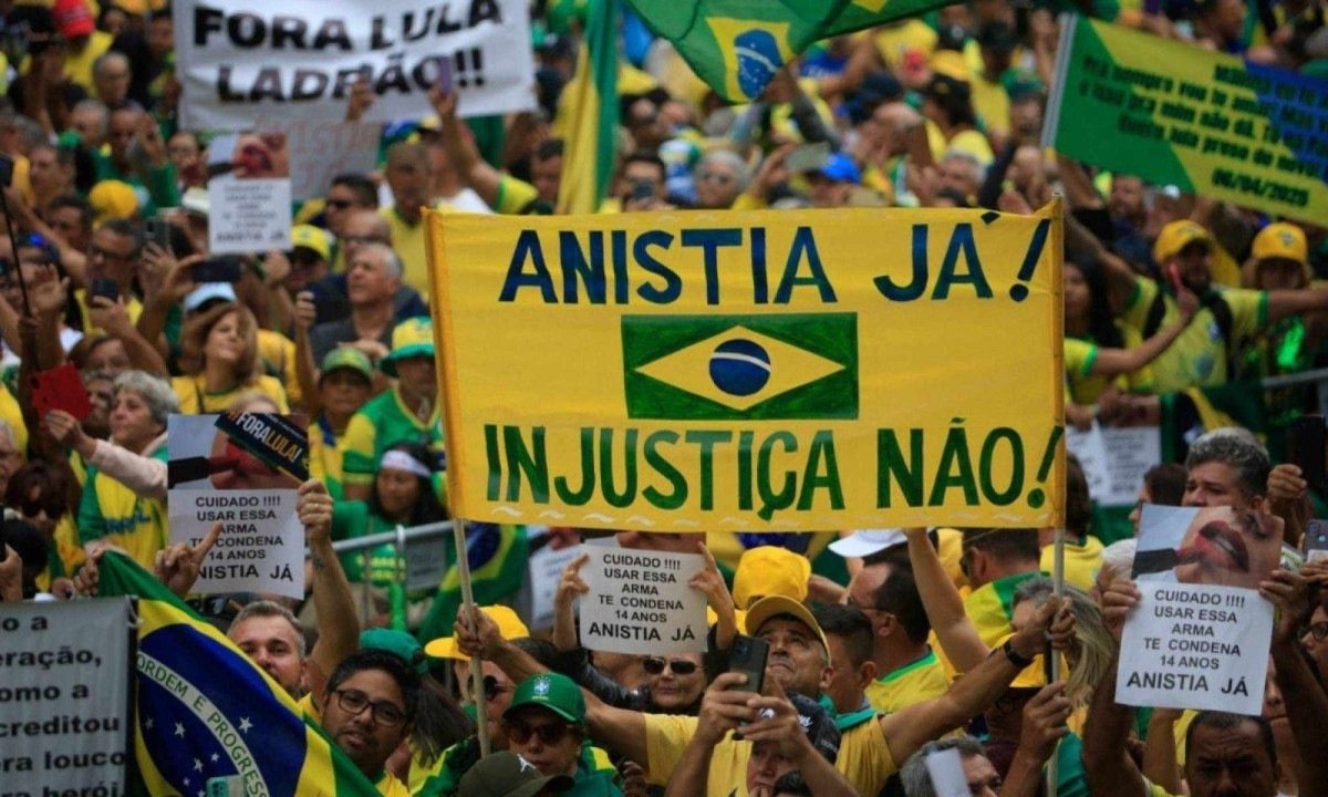 Manifestantes pedem anistia pelo 8 de janeiro -  (crédito: AFP/REPRODUÇÃO)