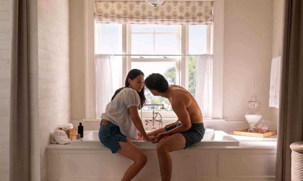 Na série inspirada na trilogia de Jenny Han, Belly (Lola Tung) nunca escondeu sua preferência por Conrad (Christopher Briney) -  (crédito: Prime Video/Divulgação)
