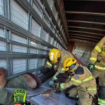 Homem prensado entre placas dentro de caminhão é resgatado pelos bombeiros - Divulgação/Corpo de Bombeiros