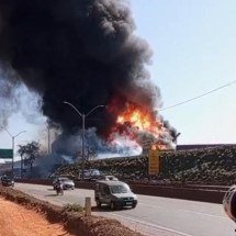 Vídeo: incêndio de grandes proporções atinge fábrica às margens da BR-381   - Reprodução