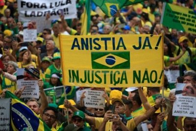 Manifestantes pedem anistia pelo 8 de janeiro -  (crédito: AFP/REPRODUÇÃO)