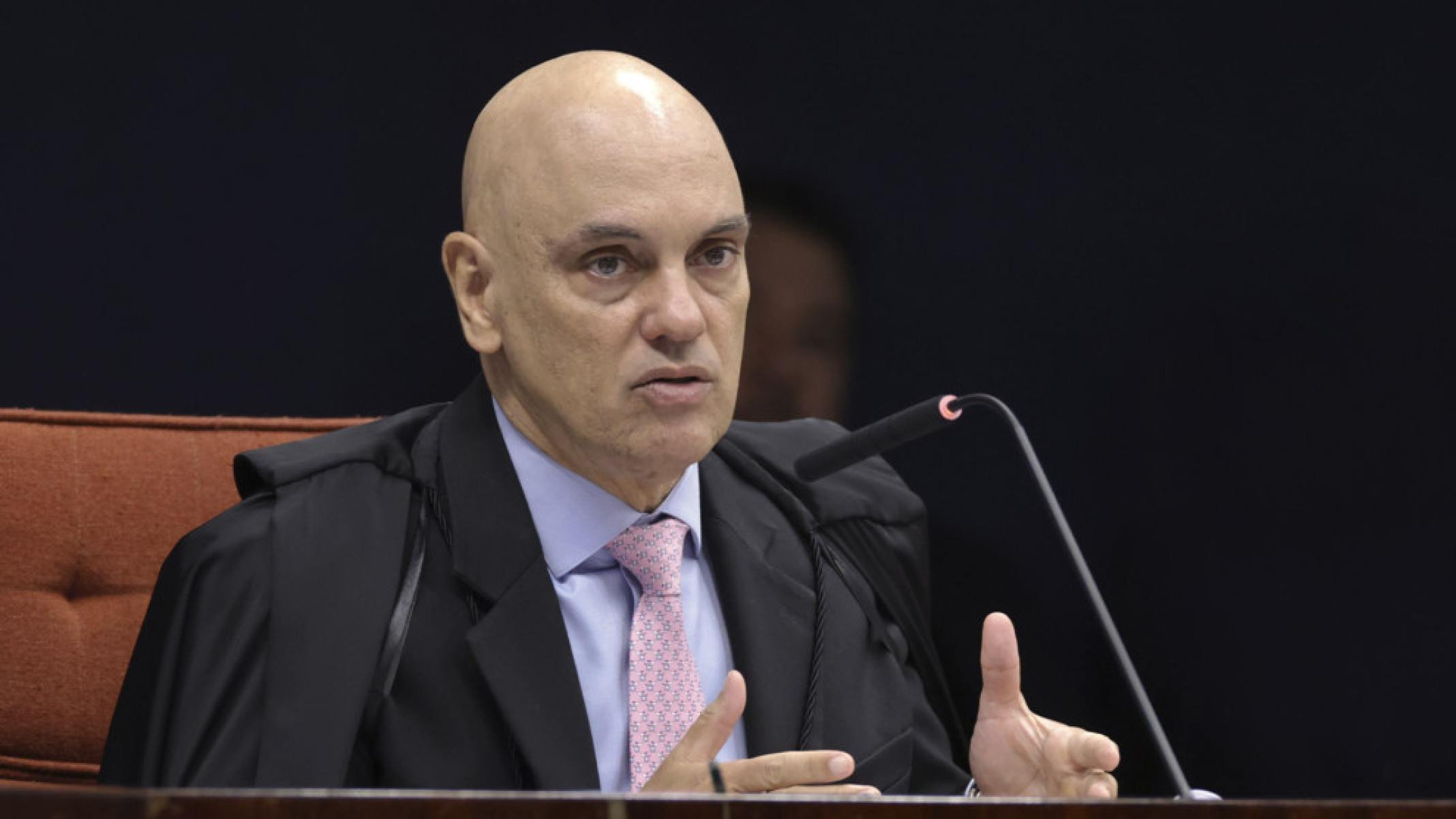 Moraes aponta Bolsonaro como líder de grupo criminoso e vê 'prova cabal' de elo com plano de assassinato