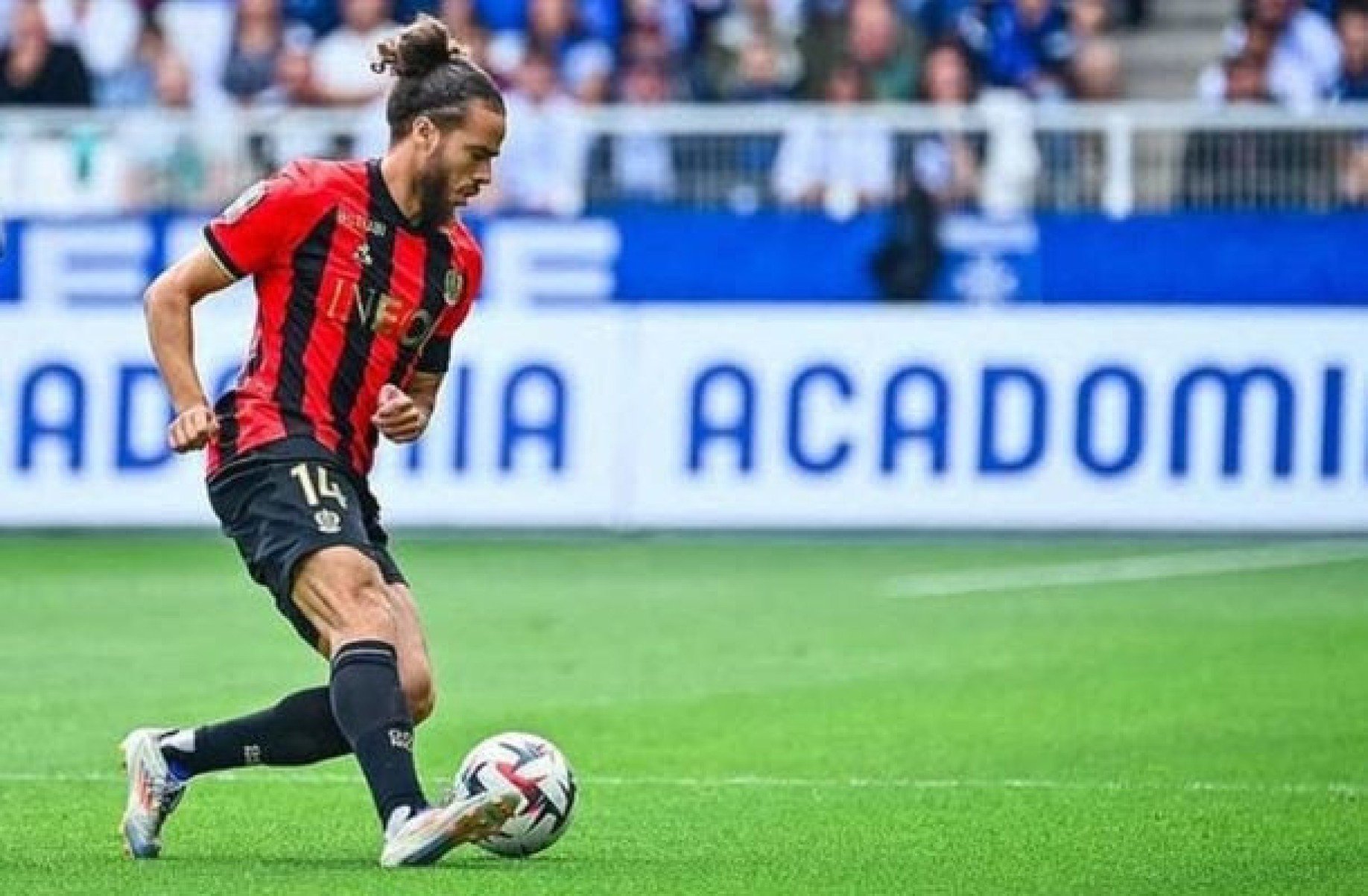 Brahimi chega ao Brasil para fazer exames e assinar contrato com o Santos