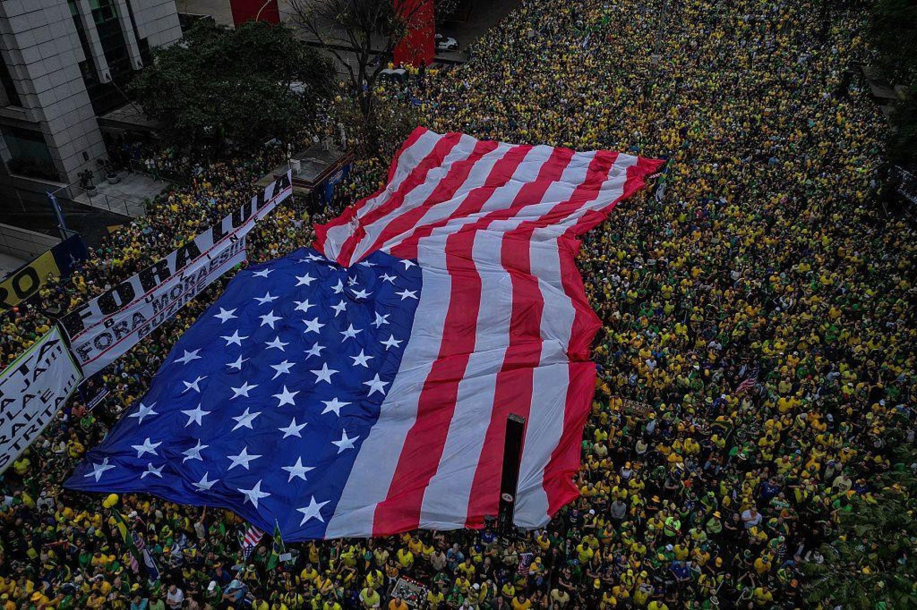 Bandeira americana é novo símbolo da direita brasileira, diz New York Times