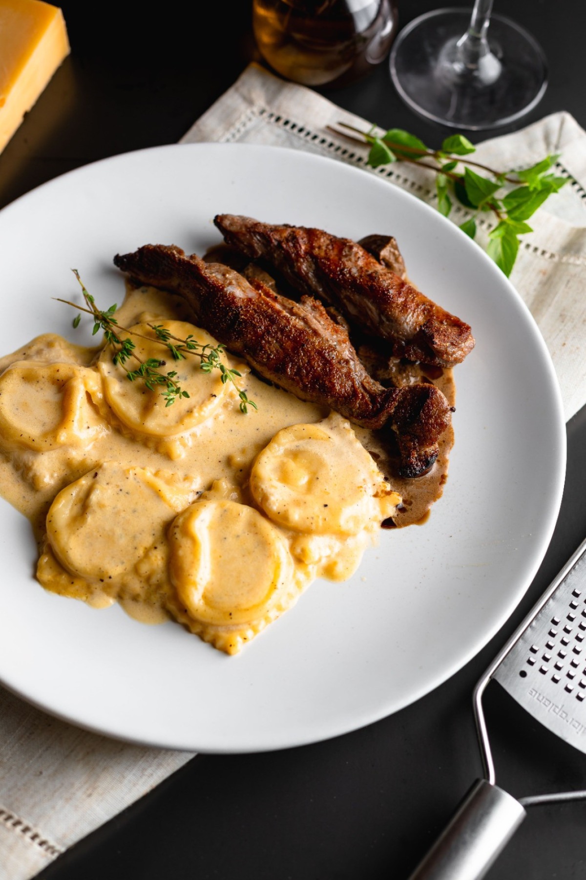 Mignon de vitela grelhado com ravioli de queijo gruyère do restaurante D'Artagnan