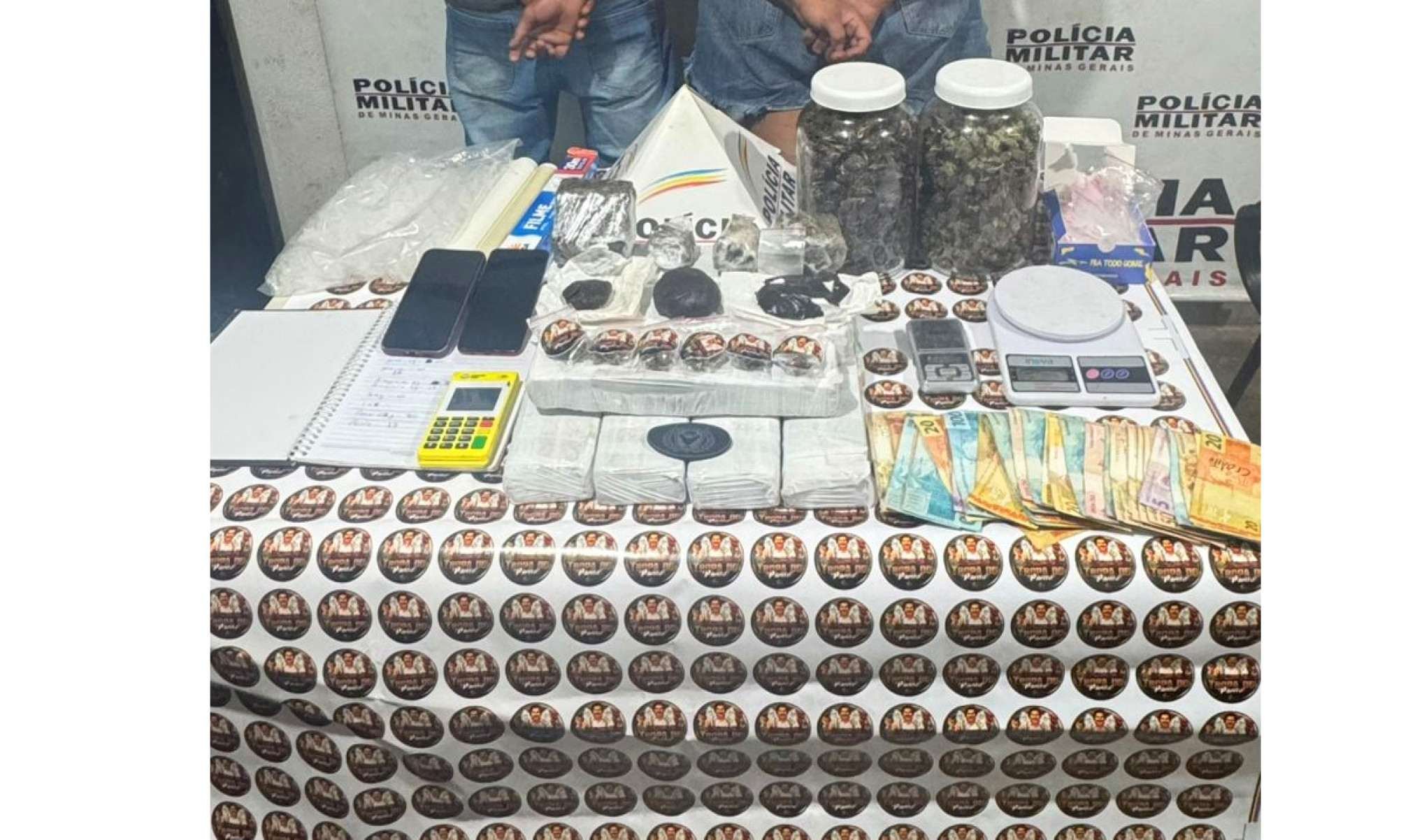 Mulher tenta engolir drogas, engasga, morde sargento e é presa