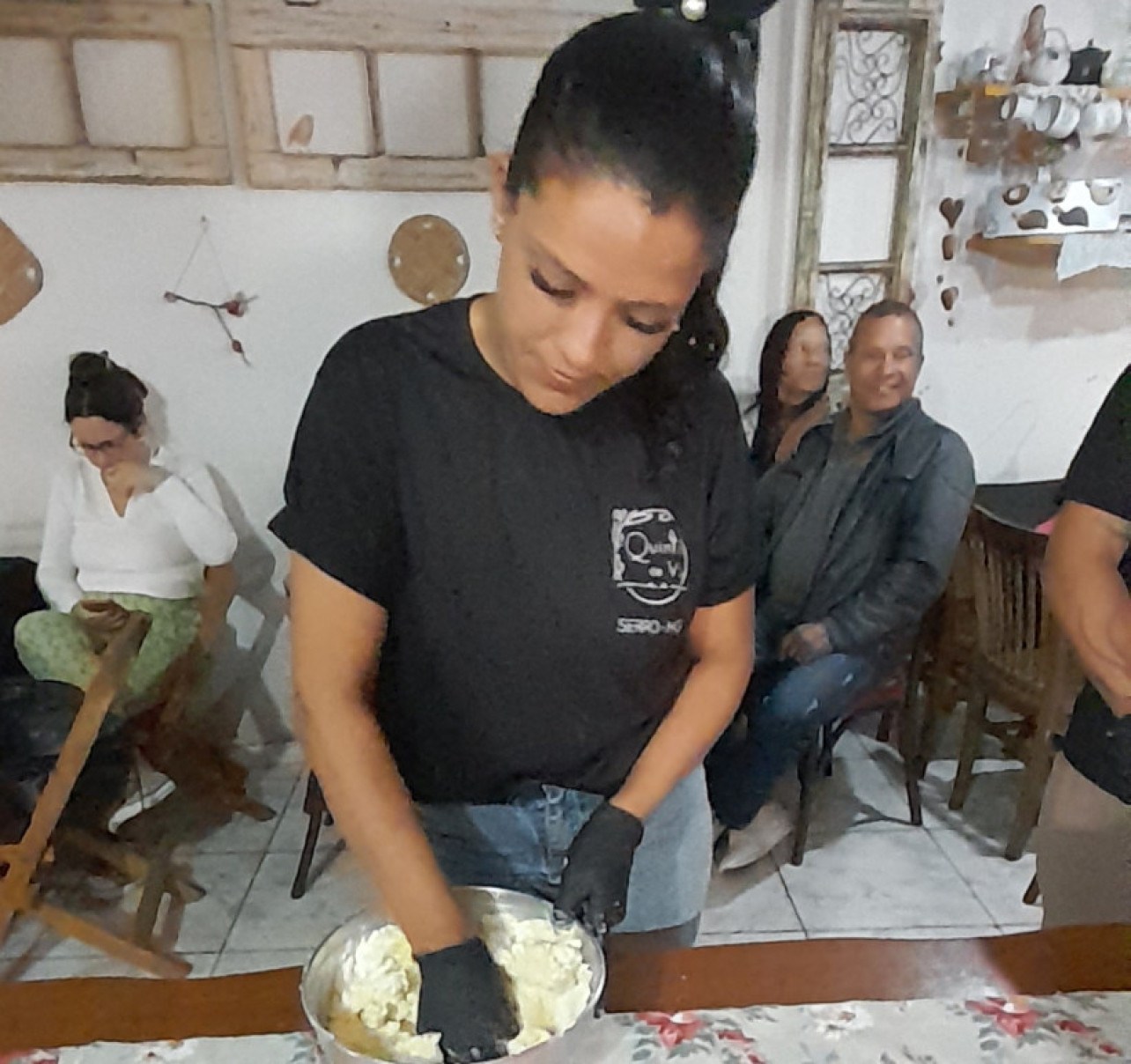 A funcionária do Quintal de Vó Tatiele Brandão prepara o tradicional bolo de rala    