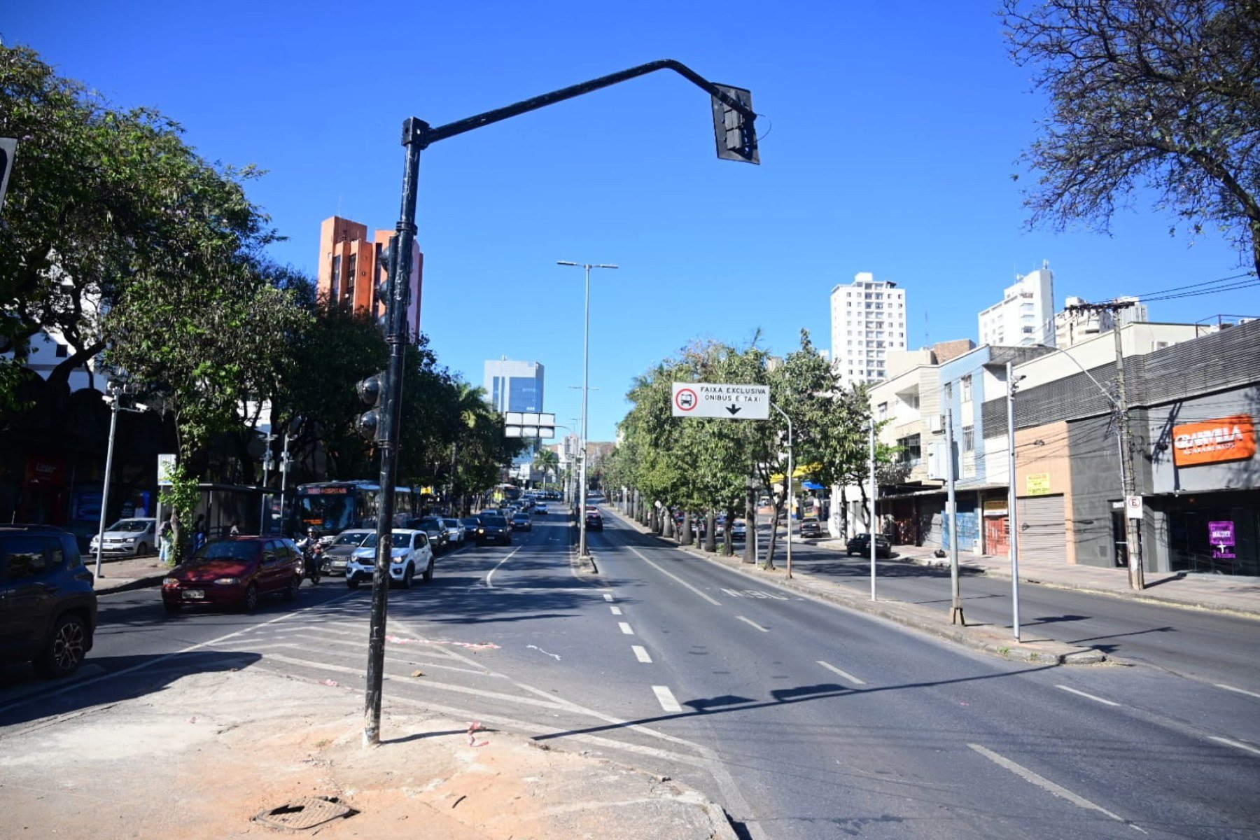 BHTrans finaliza a substituição do semáforo da Avenida Nossa Senhora do Carmo, na esquina com Rua Rio Verde, no Sion, em BH, depois de acidente que matou estudante de jornalismo-Leandro Couri/EM/DA Press