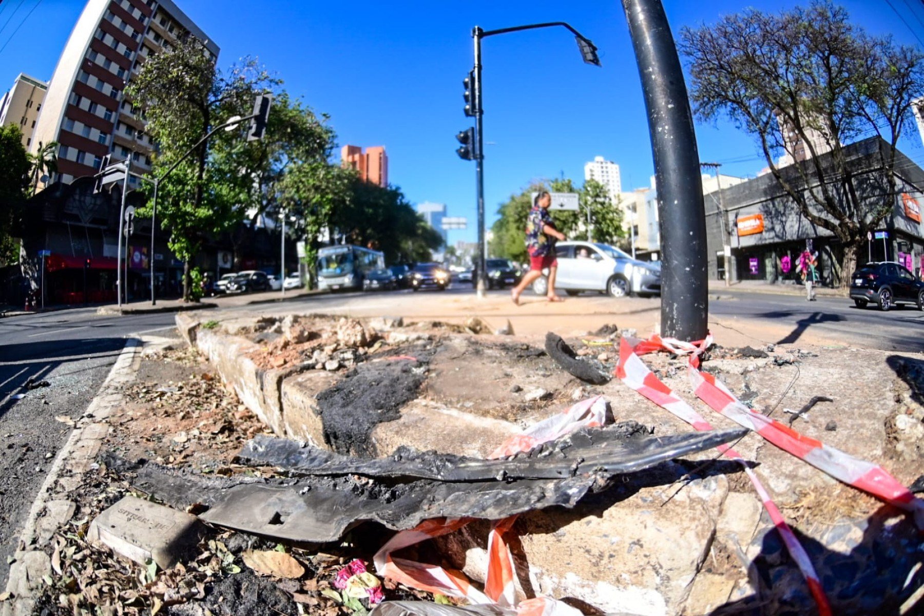 BHTrans finaliza a substituição do semáforo da Avenida Nossa Senhora do Carmo, na esquina com Rua Rio Verde, no Sion, em BH, depois de acidente que matou estudante de jornalismo-Leandro Couri/EM/DA Press