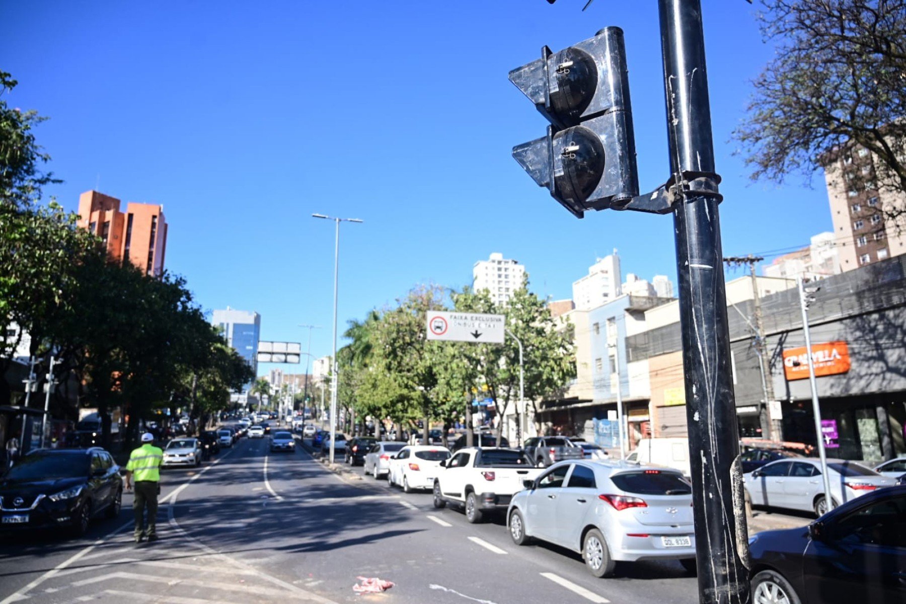 BHTrans finaliza a substituição do semáforo da Avenida Nossa Senhora do Carmo, na esquina com Rua Rio Verde, no Sion, em BH, depois de acidente que matou estudante de jornalismo-Leandro Couri/EM/DA Press