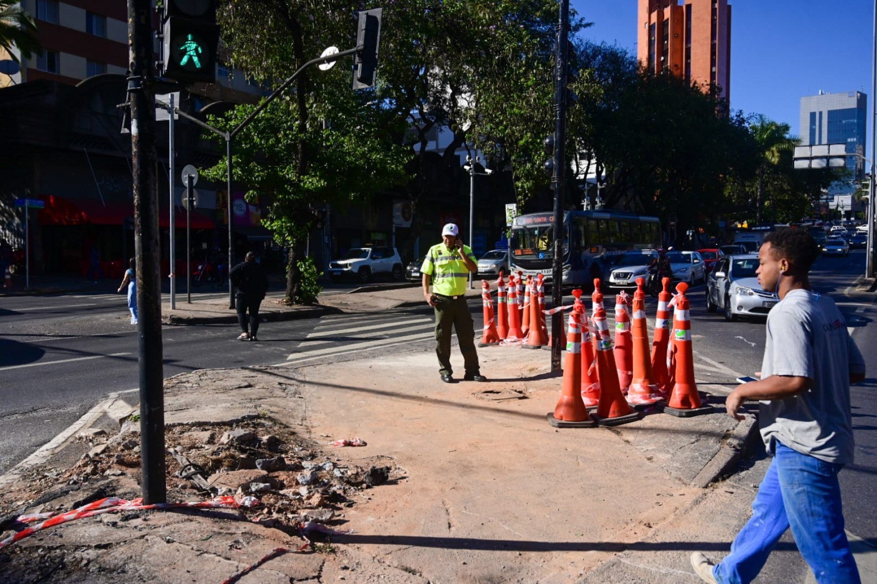 BHTrans finaliza a substituição do semáforo da Avenida Nossa Senhora do Carmo, na esquina com Rua Rio Verde, no Sion, em BH, depois de acidente que matou estudante de jornalismo-Leandro Couri/EM/DA Press