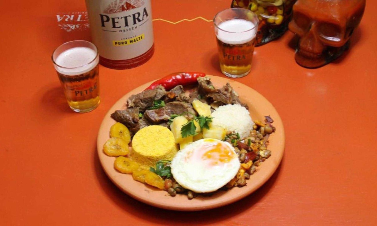 Mestre Adão, Maria Lira e Convidados (Armazém Santa Tereza): carne de sol, feijão-de-corda, arroz, mandioca na manteiga de garrafa, banana-da-terra frita, ovo frito, farofa e salada