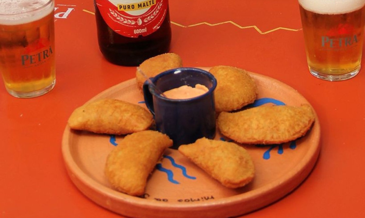 Pastel de moqueca de tilápia do Peixinho da Ju