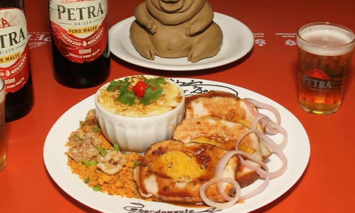 Lombo Barroco (Kxote): fatias de lombo recheadas com banana-da-terra, purê de mandioca e farofa de torresmo