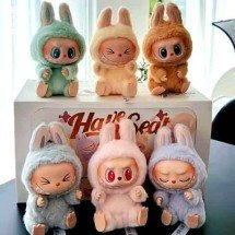 Professor é criativo para lucrar com Labubu, boneco que não é para crianças -  Reprodução do Instagram @pompomshopbsb