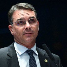 Flávio Bolsonaro sugere pena de morte por corrupção no governo Lula - Plat&ocirc;BR
