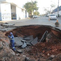 Vídeo: cratera bloqueia rua em bairro na Pampulha - Alexandre Guzanshe/EM/D.A.Press