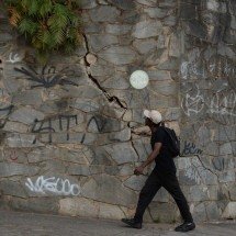 Muro de arrimo com grande rachadura assusta pedestres em Belo Horizonte