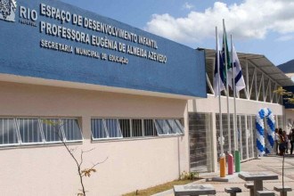 Mãe queima filhas com colher quente e é presa no Rio