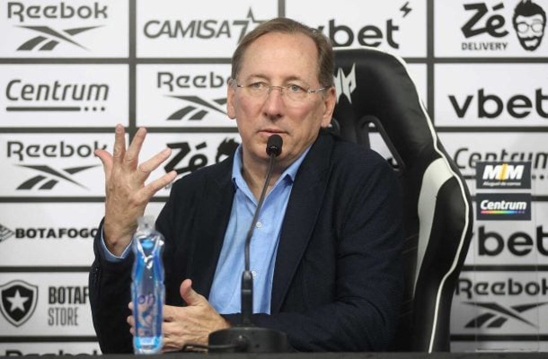 Textor garante à Eagle não ‘levar’ Botafogo para Ilhas Cayman