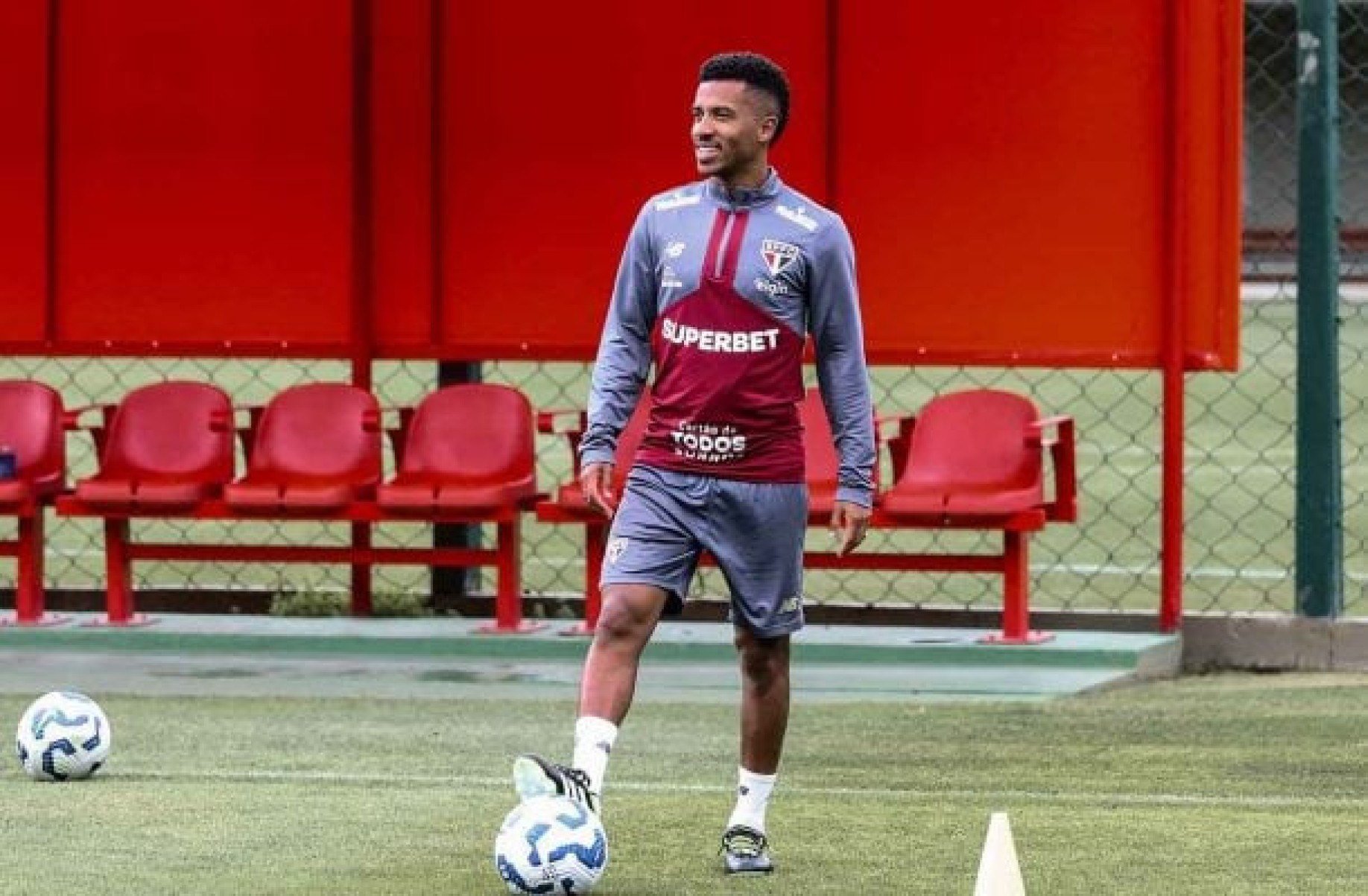 Arboleda e Marcos Antônio integram parte do treino no São Paulo
