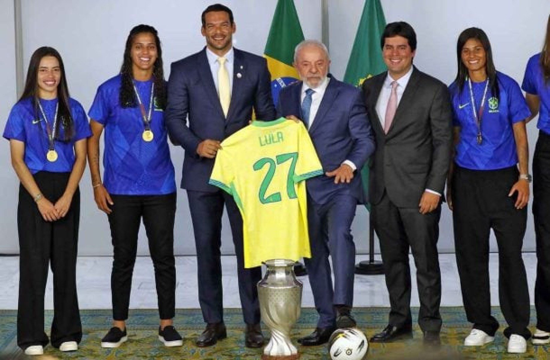 Lula recebe Seleção Feminina e assina projeto de lei que busca igualdade no futebol