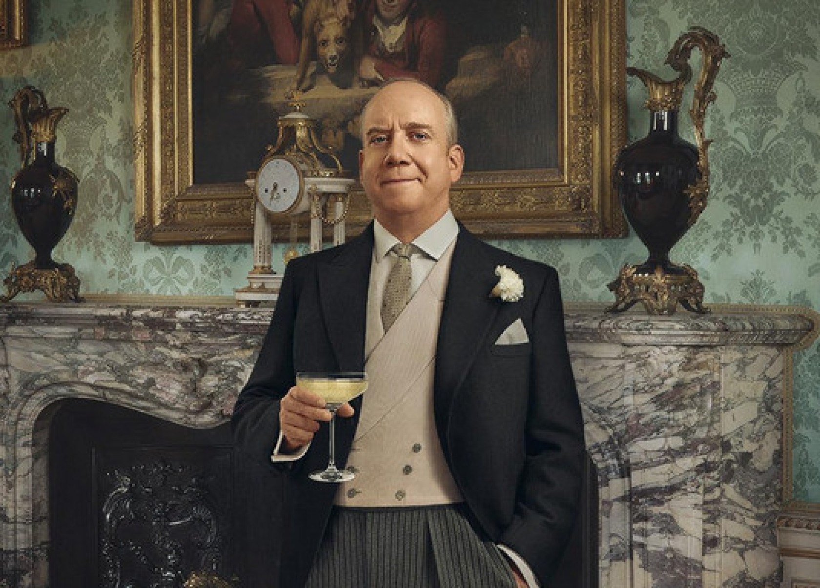 Ator Paul Giamatti veste smoking e segura taça de champanhe em cena do filme Downton Abbey