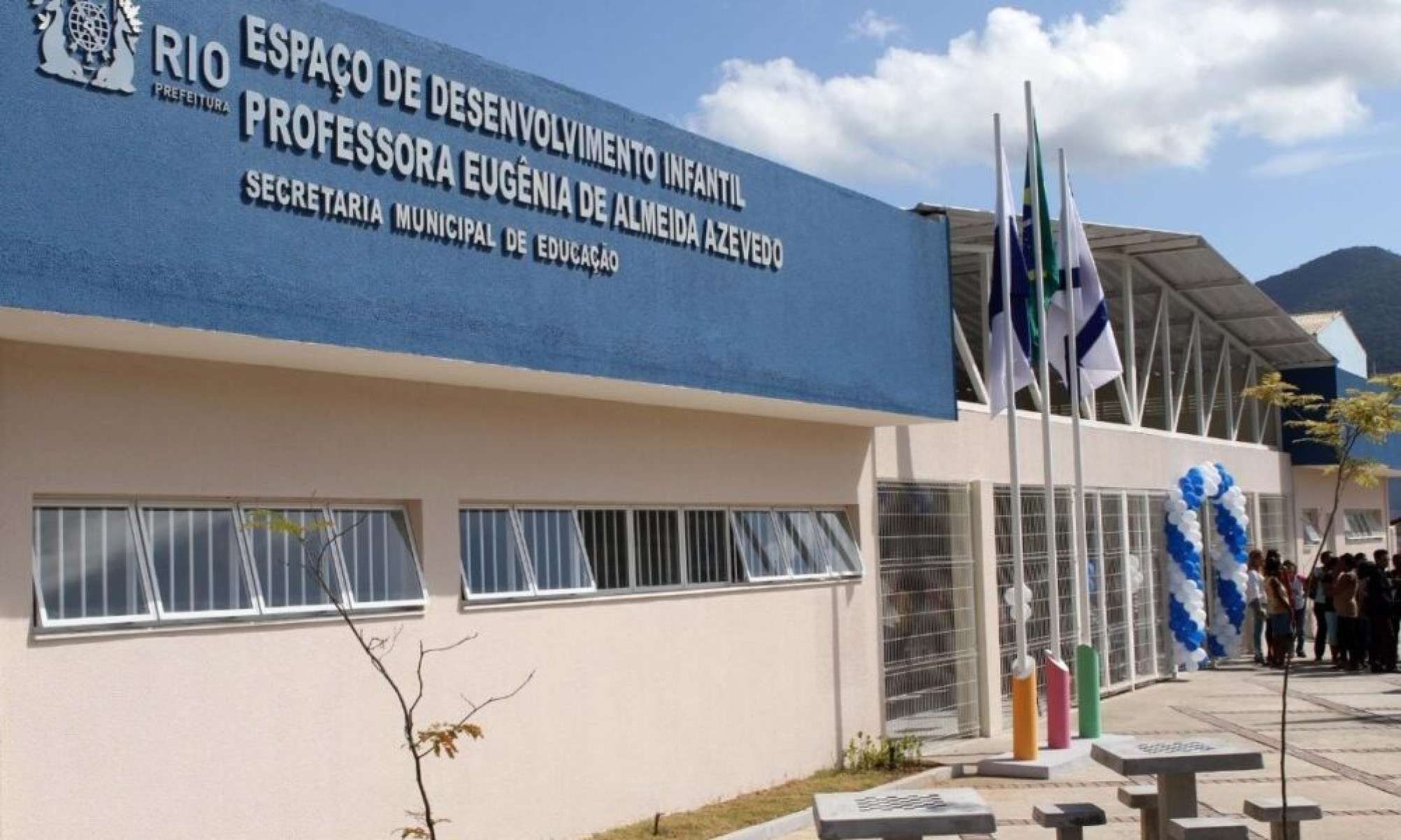 Mãe queima filhas com colher quente e é presa no Rio