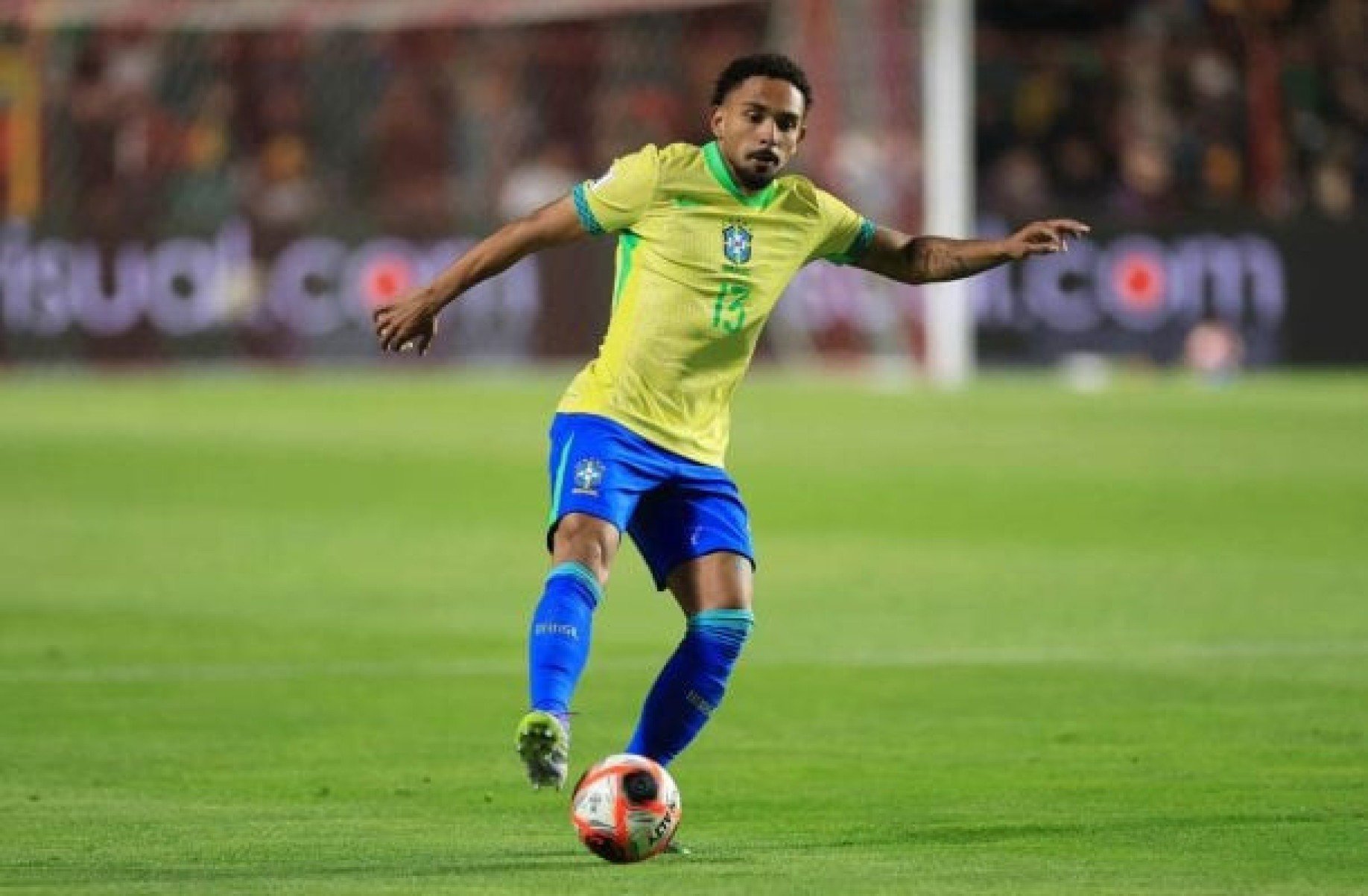 Após jogar pela Seleção, Vitinho não garante se enfrenta o Vasco