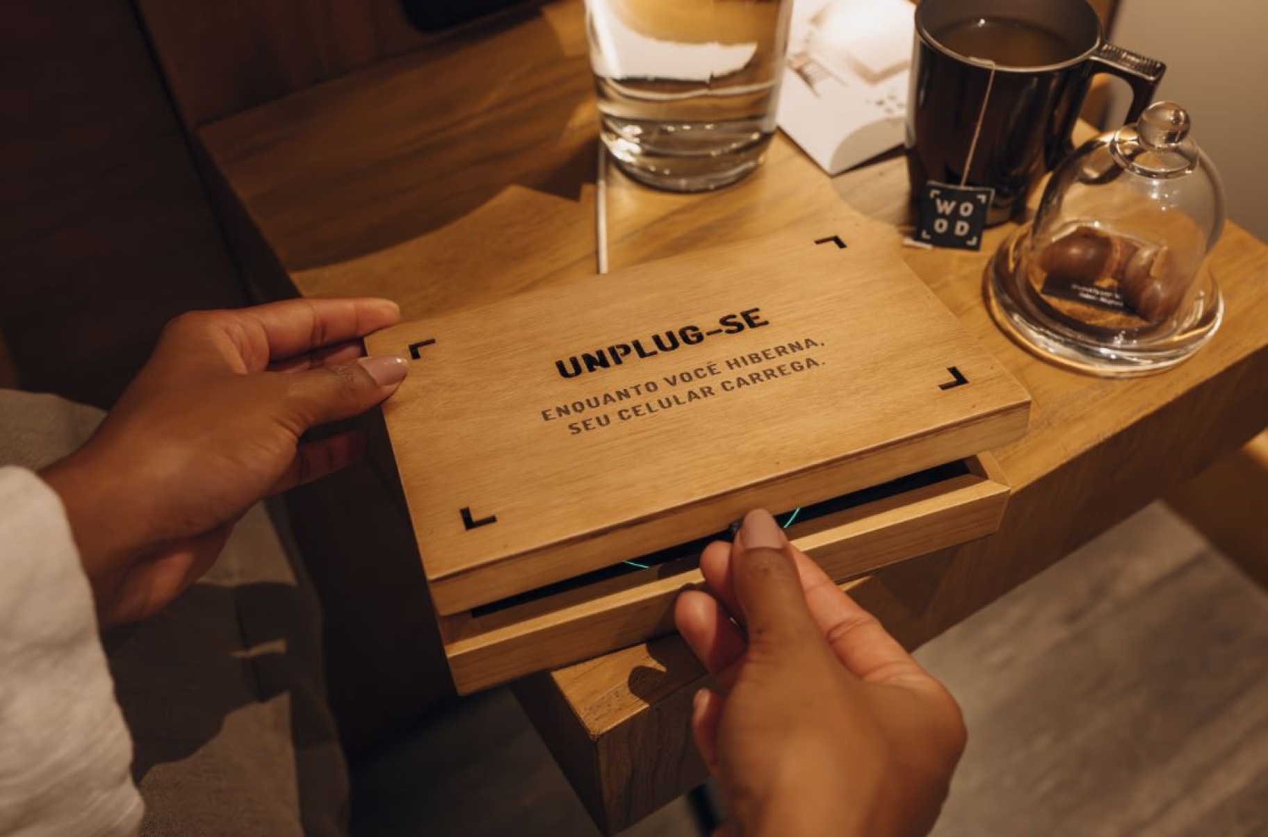 Hotel de Gramado também oferece caixa para guardar e recarregar o celular
-Wood Hotéis/Divulgação