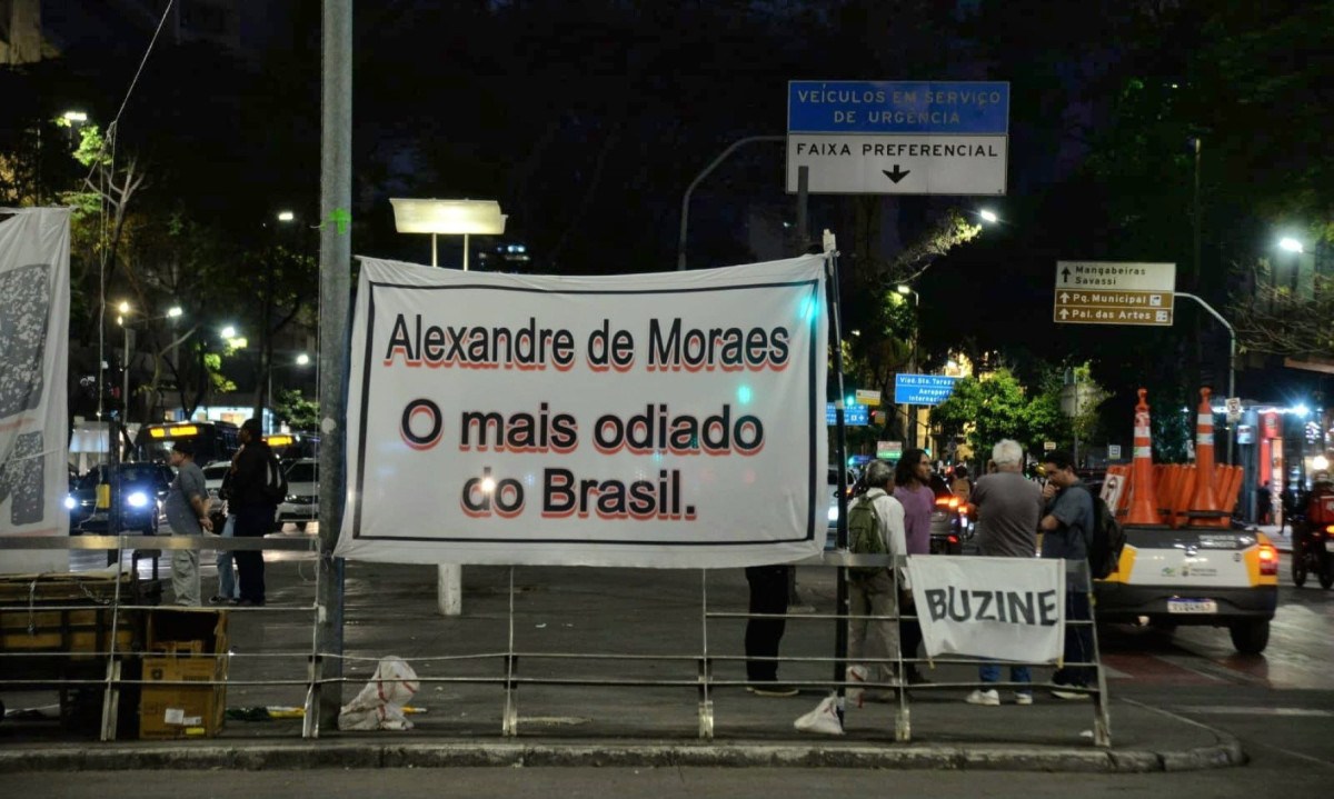 Faixas hostilizando o ministro Alexandre de Moraes e uma bandeira do Brasil foram afixadas, mas há poucas pessoas no local.