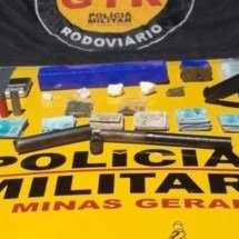 Perseguição na BR-494 termina com prisão e apreensão de drogas e armas - Divulgação/PMRv