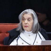Cármen diz haver prova cabal de que Bolsonaro liderou golpe