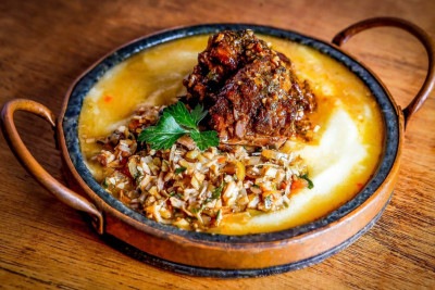 Costelinha com guisadinho de umbigo de banana e angu da chef Izabela Rocha -  (crédito: Elvis de Paula/Divulgação)