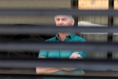 Ex-presidente Jair Bolsonaro acompanha julgamento de casa, pois est&aacute; em pris&atilde;o domiciliar em a&ccedil;&atilde;o que investiga atua&ccedil;&atilde;o de Eduardo Bolsonaro para san&ccedil;&otilde;es ao Brasil -  (crédito: SERGIO LIMA/AFP)