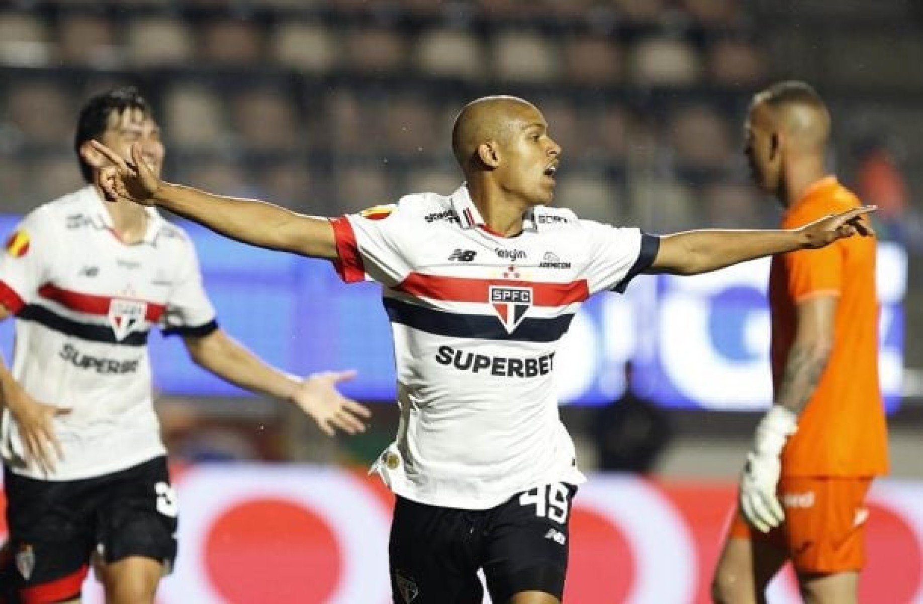 São Paulo prepara renovação de contrato com Ryan Francisco