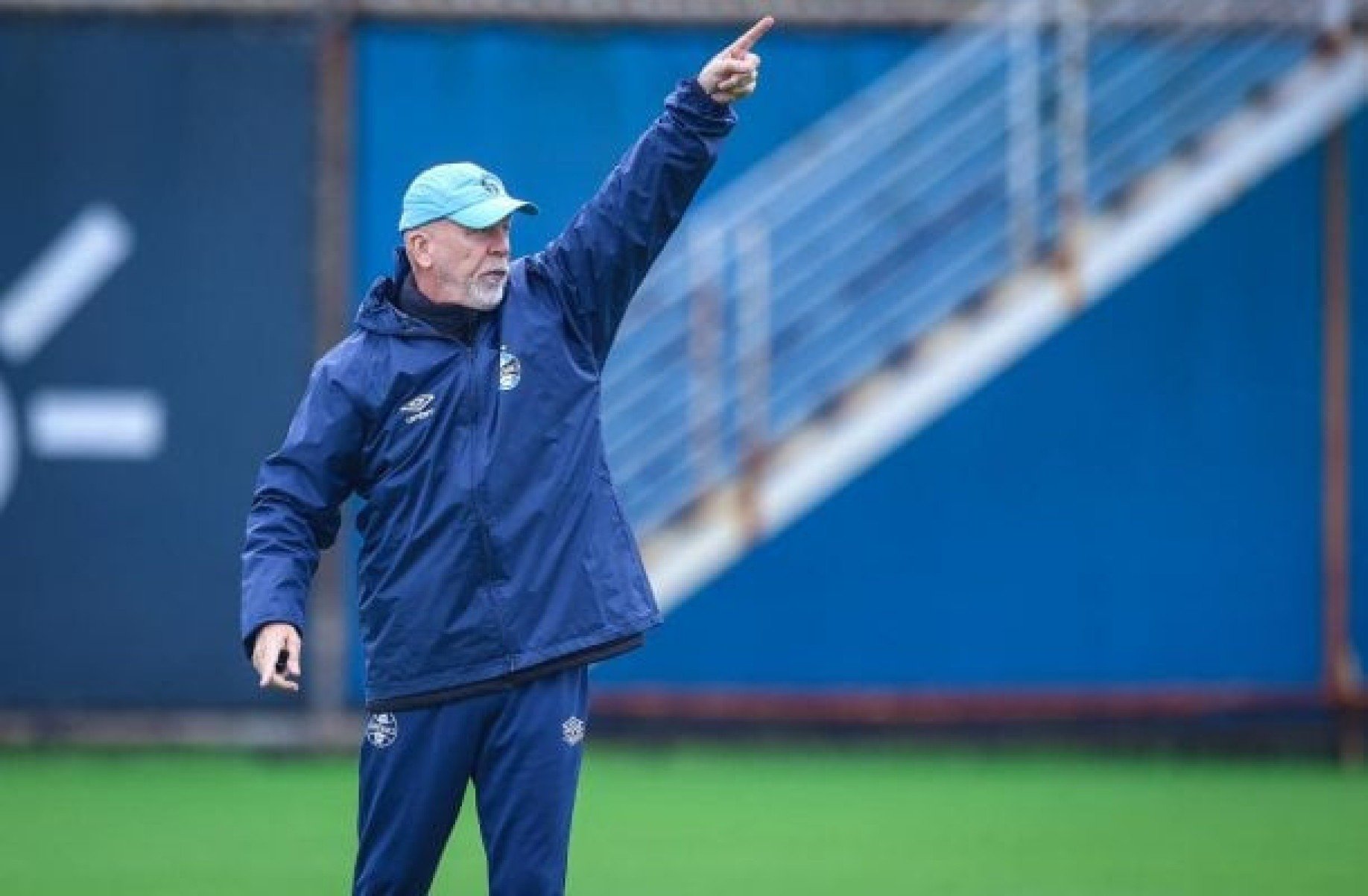 Mano tem dúvidas para definir meio-campista e centroavante do Grêmio