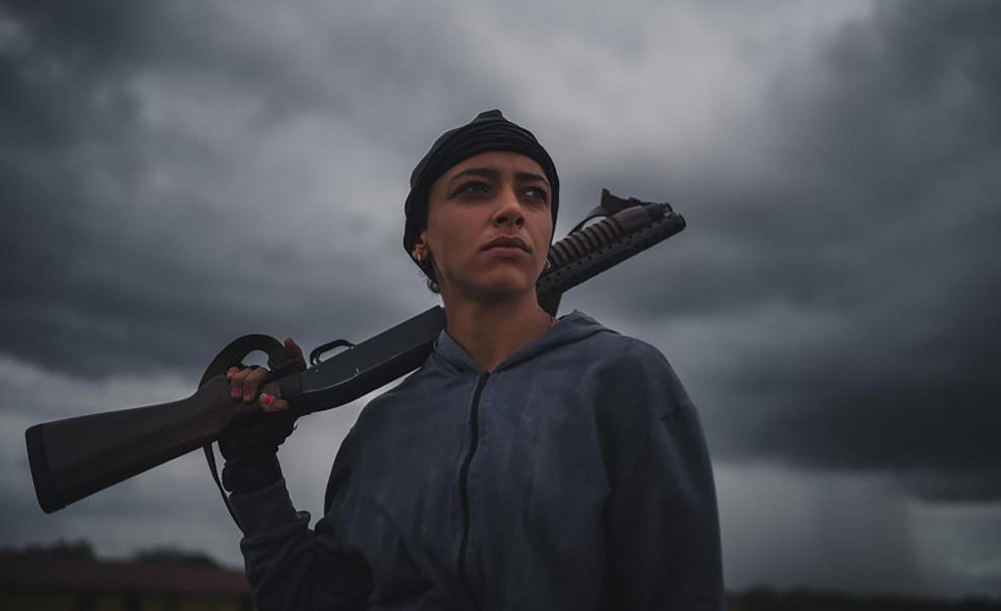 Alice Carvalho como Dinorá, a protagonista da série 'Cangaço novo', sucesso da plataforma Prime Video