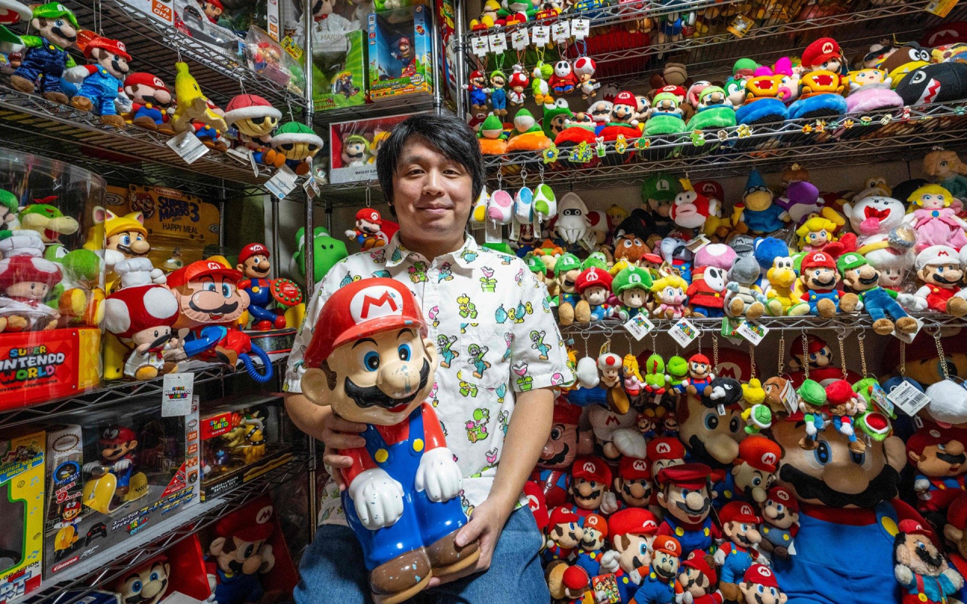 Kikai, colecionador de produtos com temática de Super Mario, tem milhares de objetos em sua casa no Japão