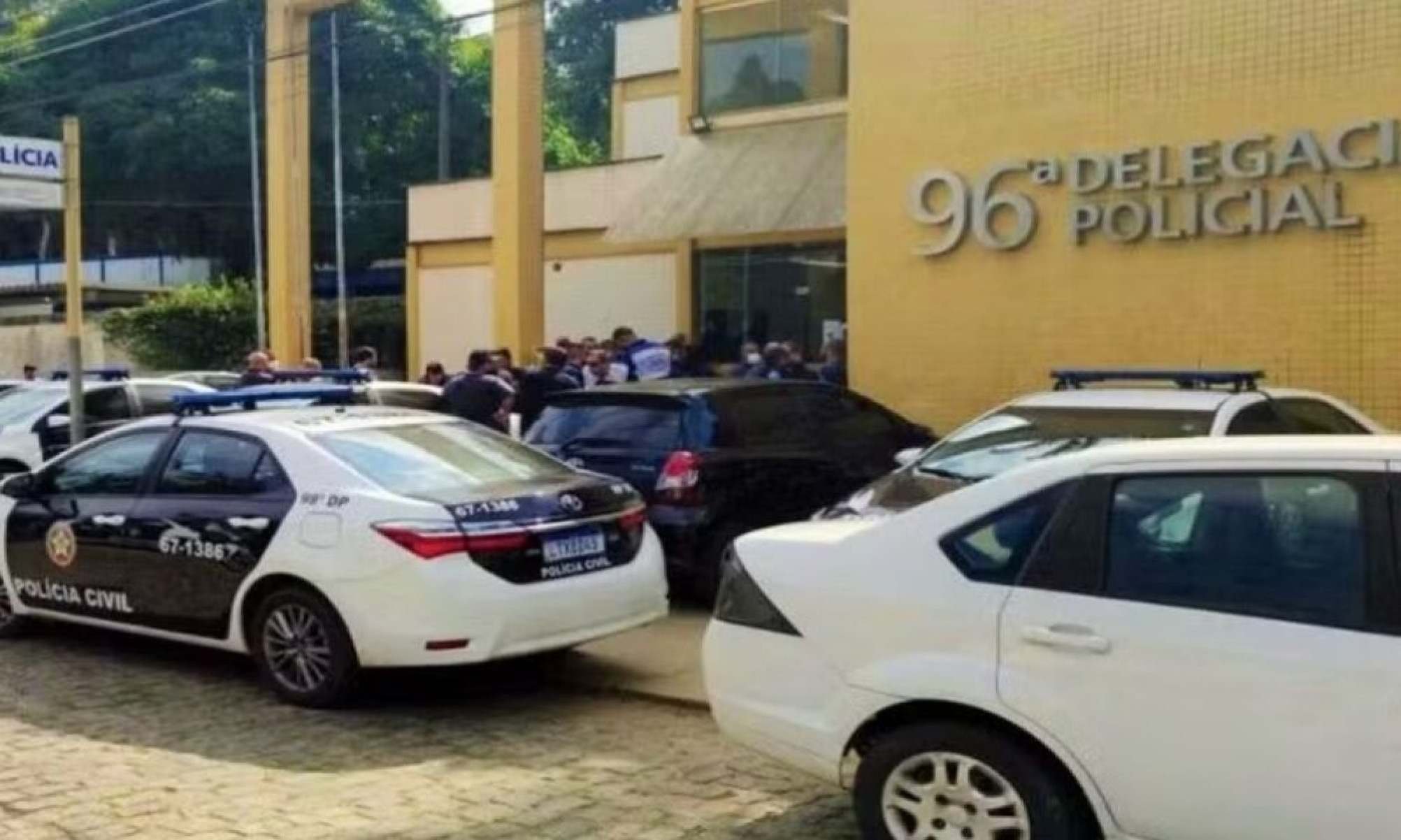 Mãe é presa por espancar filha de 13 anos com cabo de vassoura no Rio